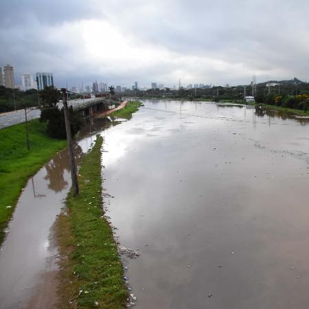 Visto da Ponte Jaguaré, rio Pinheiros continua bastante cheio e em alguns pontos é possível ver bastante lixo - Ronaldo Silva/Futura Press/Estadão Conteúdo