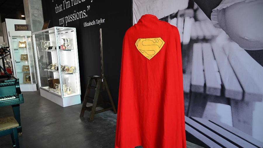 16.de.2019 - Capa original do Super-Homem usada pelo ator Christopher Reeve em 1978 - Robyn Beck/AFP