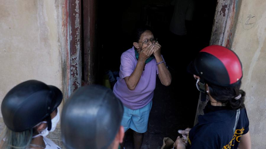 Pessoas entregam comida doada durante surto por coronavírus em Havana, Cuba - ALEXANDRE MENEGHINI/REUTERS