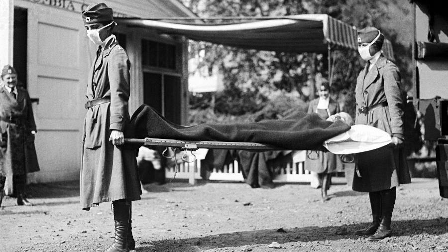 Corpo é carregado durante epidemia de gripe espanhola nos Estados Unidos em 1918 - Underwood Archives/Getty Images