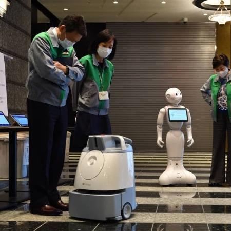Governo de Tóquio usa robô para atender pacientes com coronavírus em hotéis - YOSHIAKI MIURA PHOTO