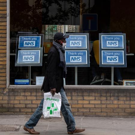 Arquivo - Homem caminhando em Londres durante pandemia do novo coronavírus; pesquisa mostra que uma em cada duas pessoas que vive no Reino Unido já apresenta anticorpos contra o coronavírus  - Chris J Ratcliffe / Getty Images