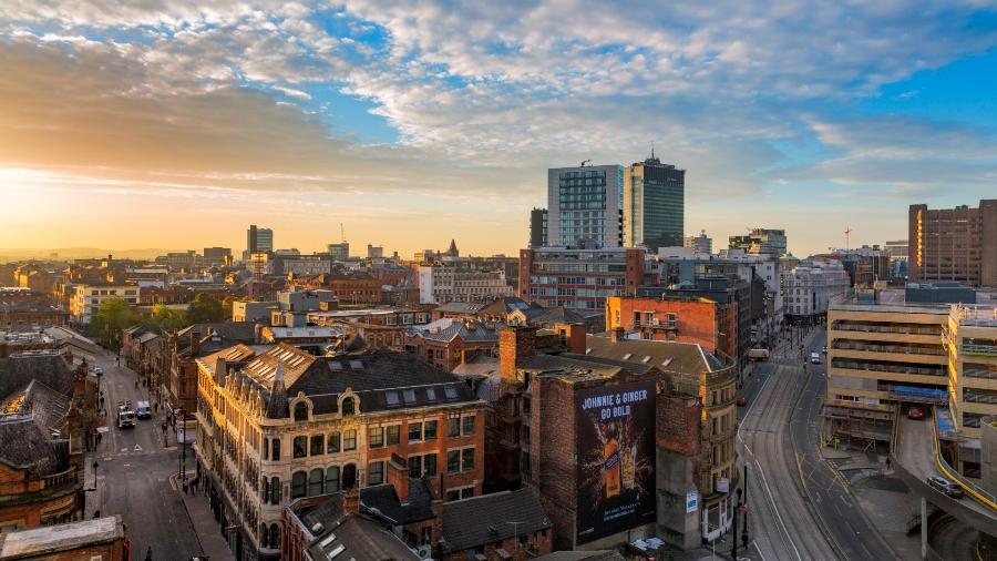 Em cidades como Manchester (foto), cidadãos não podem receber visitas, mas veto não inclui encontros em estabelecimentos comerciais - Getty Images