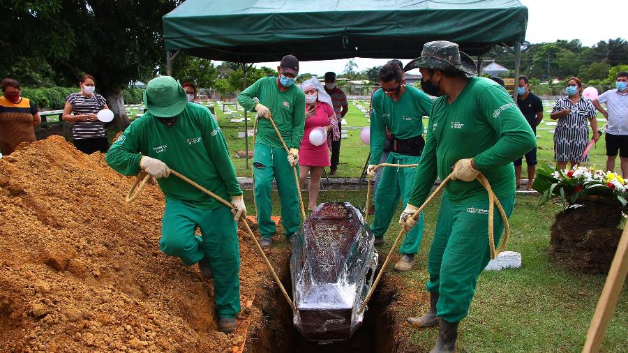 5.jan.2021 - Enterro em Manaus de vítima de covid-19 - Edmar Barros/Futura Press/Estadão Conteúdo