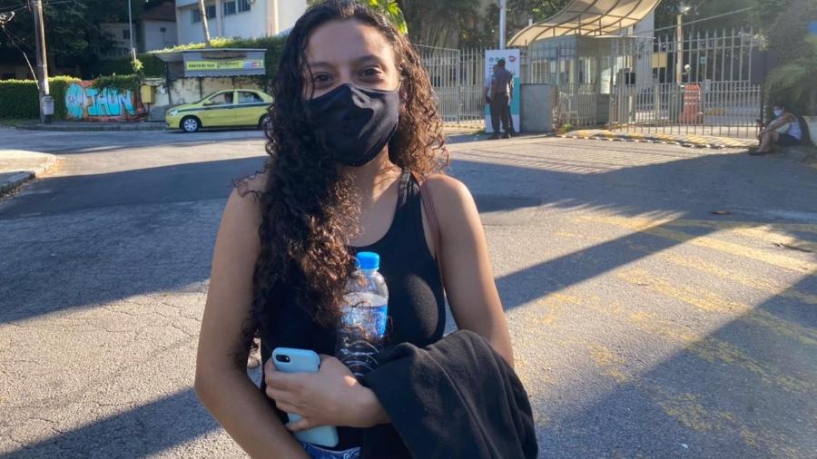 A estudante Luana Ribeiro reclamou do ar-condicionado ligado no Rio com as janelas fechadas durante a aplicação de sua prova no 1º dia do Enem - Tatiana Campbell/UOL