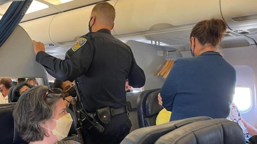 Dois passageiros brigaram por quem teria o apoio de braço antes do avião da United Airlines decolar no Aeroporto Internacional de São Francisco, nos EUA - Reprodução/@JackK/Twitter