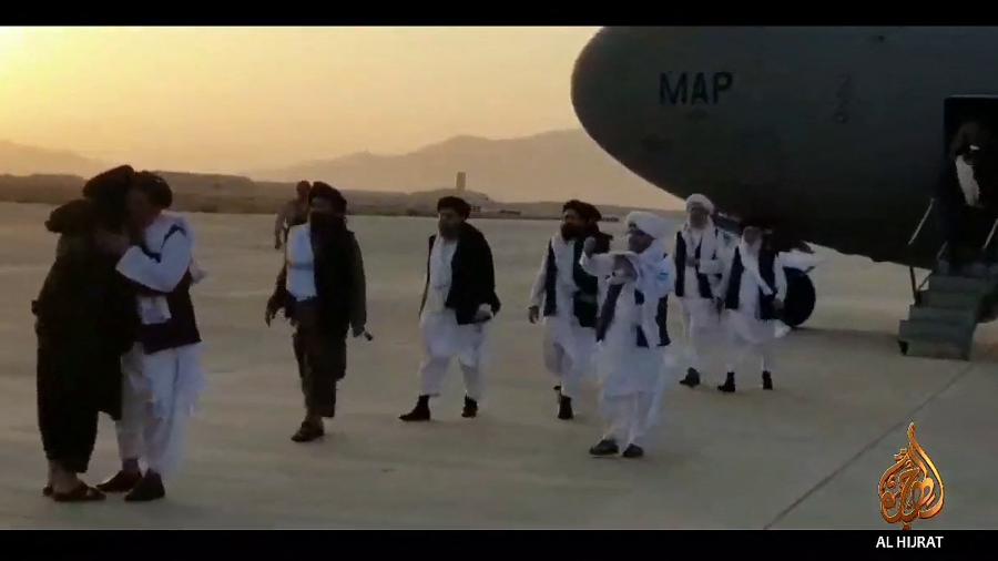 17.ago.2021 - A chegada do mulá Abdul Ghani Baradar ao Afeganistão, em Kandahar - AFP