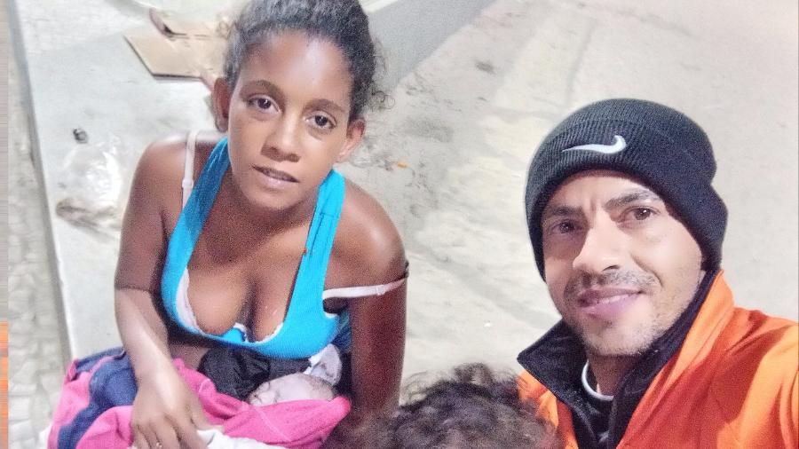 Thyfani Maria, 23, deu à luz na madrugada de ontem na praia de Copacabana, na zona sul do Rio de Janeiro - Reprodução