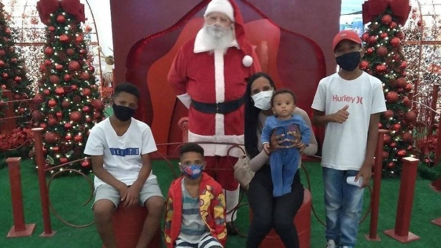 Tamires Silva de Oliveira e os quatro filhos com o Papai Noel no Shopping Plaza Sul; ONG do movimento negro processa o estabelecimento após ofensas consideradas racistas feitas pelo ator - Divulgação
