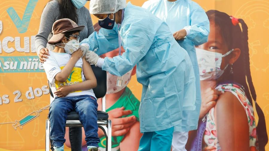 Menino de 9 anos em tratamento oncológico é vacinado contra covid-19 no Peru - Reprodução/Twitter/Ministério da Saúde do Peru