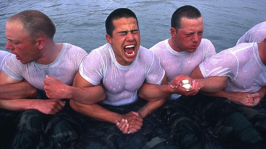 Durante cinco dias e meio, aspirantes a integrar força de elite da Marinha dos EUA passam por exercícios de resistência e força - Getty Images