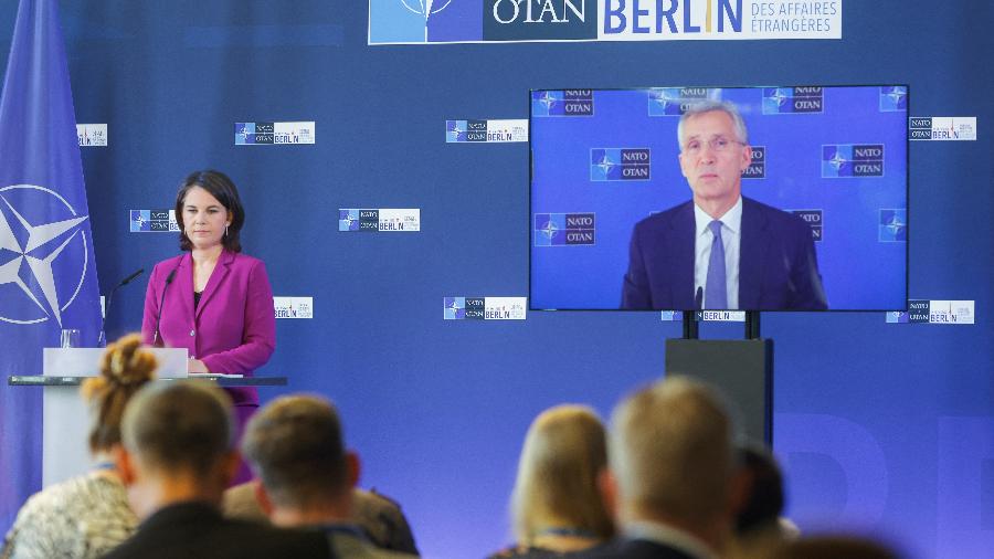  A ministra das Relações Exteriores da Alemanha, Annalena Baerbock, ao lado do secretário-geral da Otan, Jens Stoltenberg - 14.mai.2022 - Michelle Tantussi/Reuters