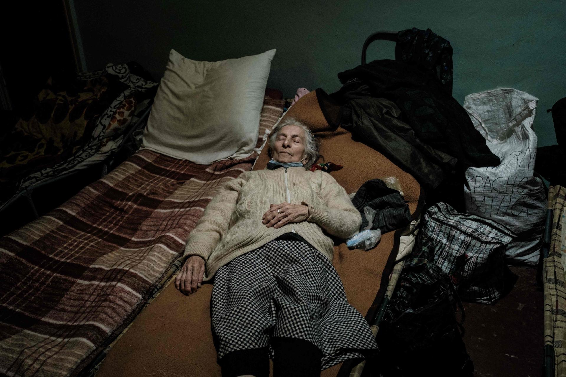 April 27, 2022 - An 85-year-old woman sleeps in her bed in the shelter of the Oschem factory in Sievierodonetsk, eastern Ukraine - April 27, 2022 - Yasuyoshi Chiba/AFP