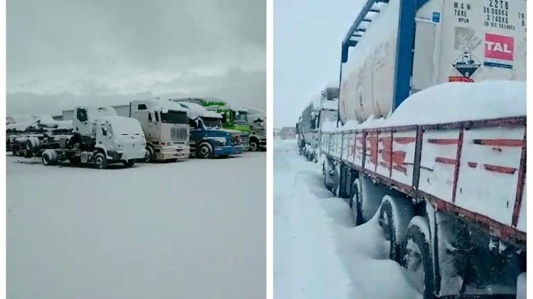 La cantidad de nieve acumulada en las carrocerías de los camiones durante las ventiscas alcanza los 50 centímetros de altura - Reproducción/Archivo del personal - Reproducción/Archivo del personal