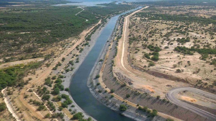 Visão do canal do eixo leste, o primeiro inaugurado da transposição Visão do canal do eixo leste, o primeiro inaugurado da transposição