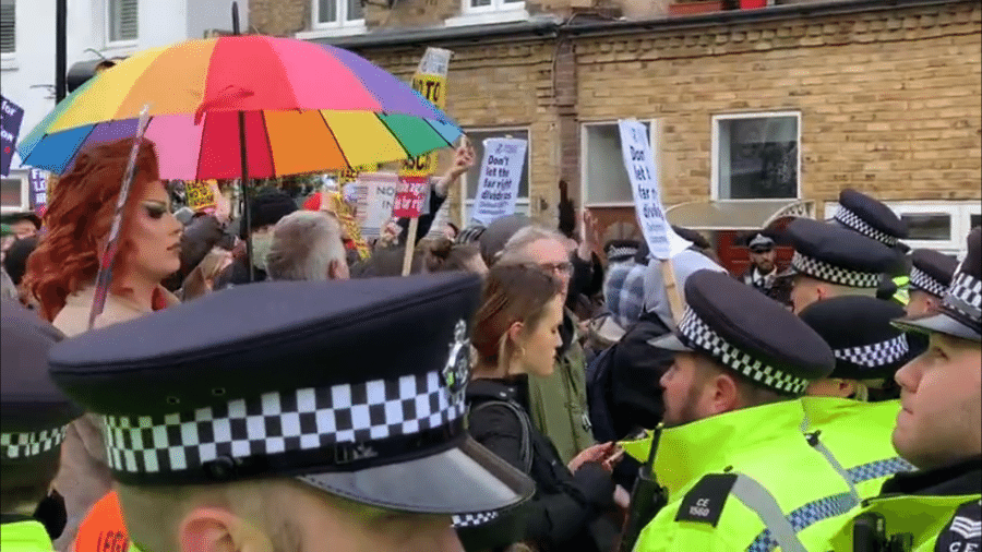 Manifestação contra evento inexistente de drag queens foi alvo de contraprotesto em Londres - Reprodução/Twitter/TPointUK