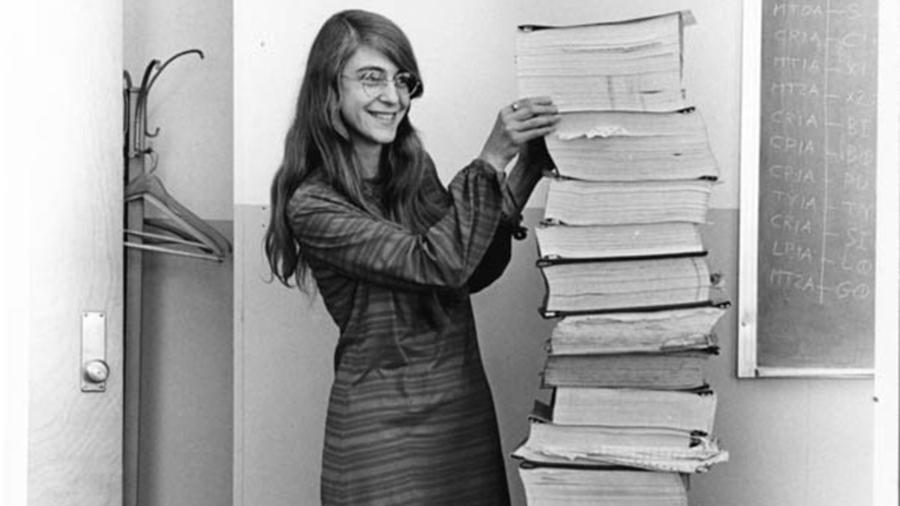 Margaret Hamilton, pioneira design de software da Nasa, então com 32 anos de idade