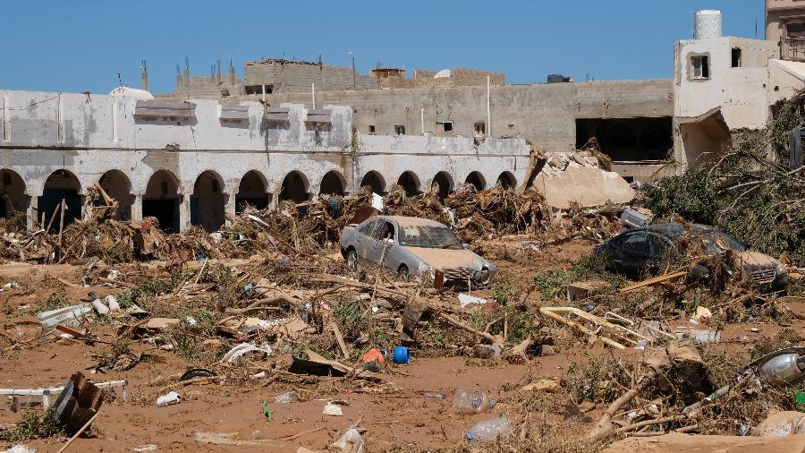 Destruição em Derna, na Líbia, após enchentes históricas no país