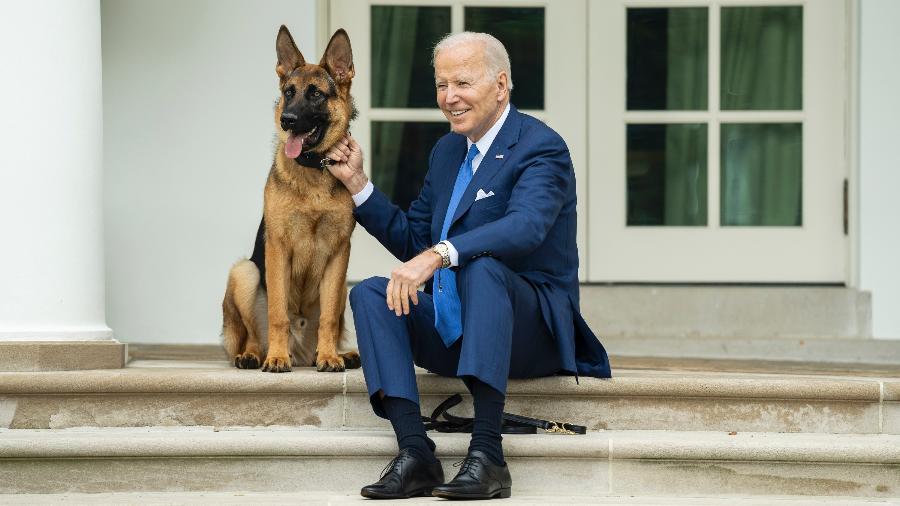 Biden ao lado do pastor alemão Commander - Official White House Photo by Adam Schultz