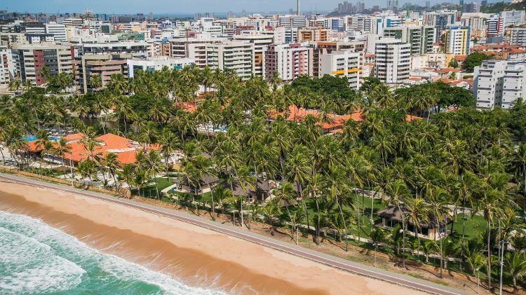 Ciclovia passa entre hotel Jatiúca e o mar de Maceió