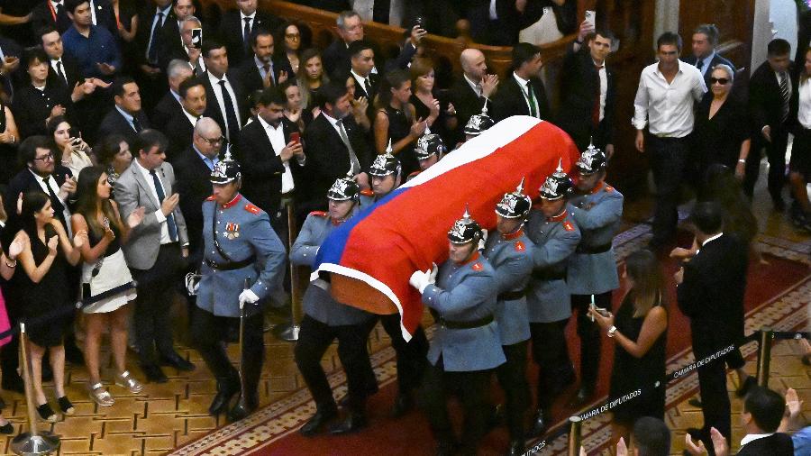 Caixão com o corpo do ex-presidente do Chile Sebastián Piñera chega ao Palácio do Congresso Nacional, em Santiago