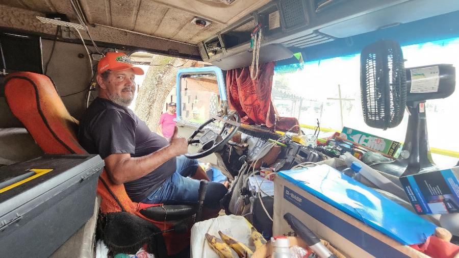Luís dentro da cabine da carreta onde morou por mais de 3 anos em Maceió 