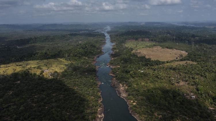 Canal do rio Xingu na região da Volta Grande, próximo da barragem de Belo Monte, que causou a redução volume de água
