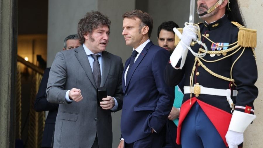 Javier Milei é recebido pelo presidente da França, Emmanuel Macron, em sua chegada, antes de sua reunião no palácio presidencial do Eliseu - Ludovic Marin/AFP