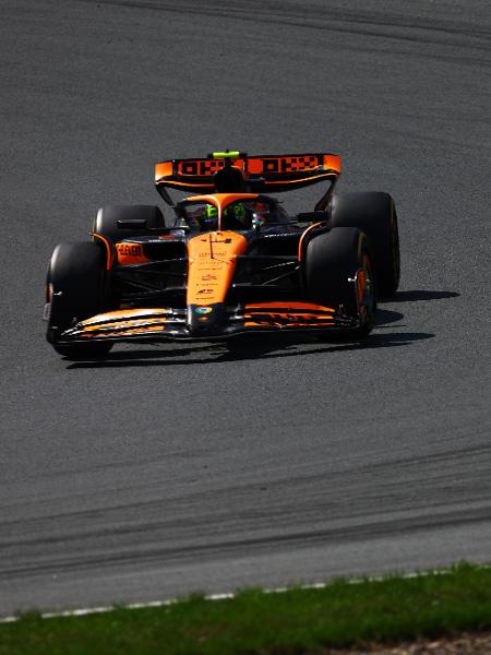 Lando Norris, da McLaren, e Max Verstappen, da Red Bull, disputam posição