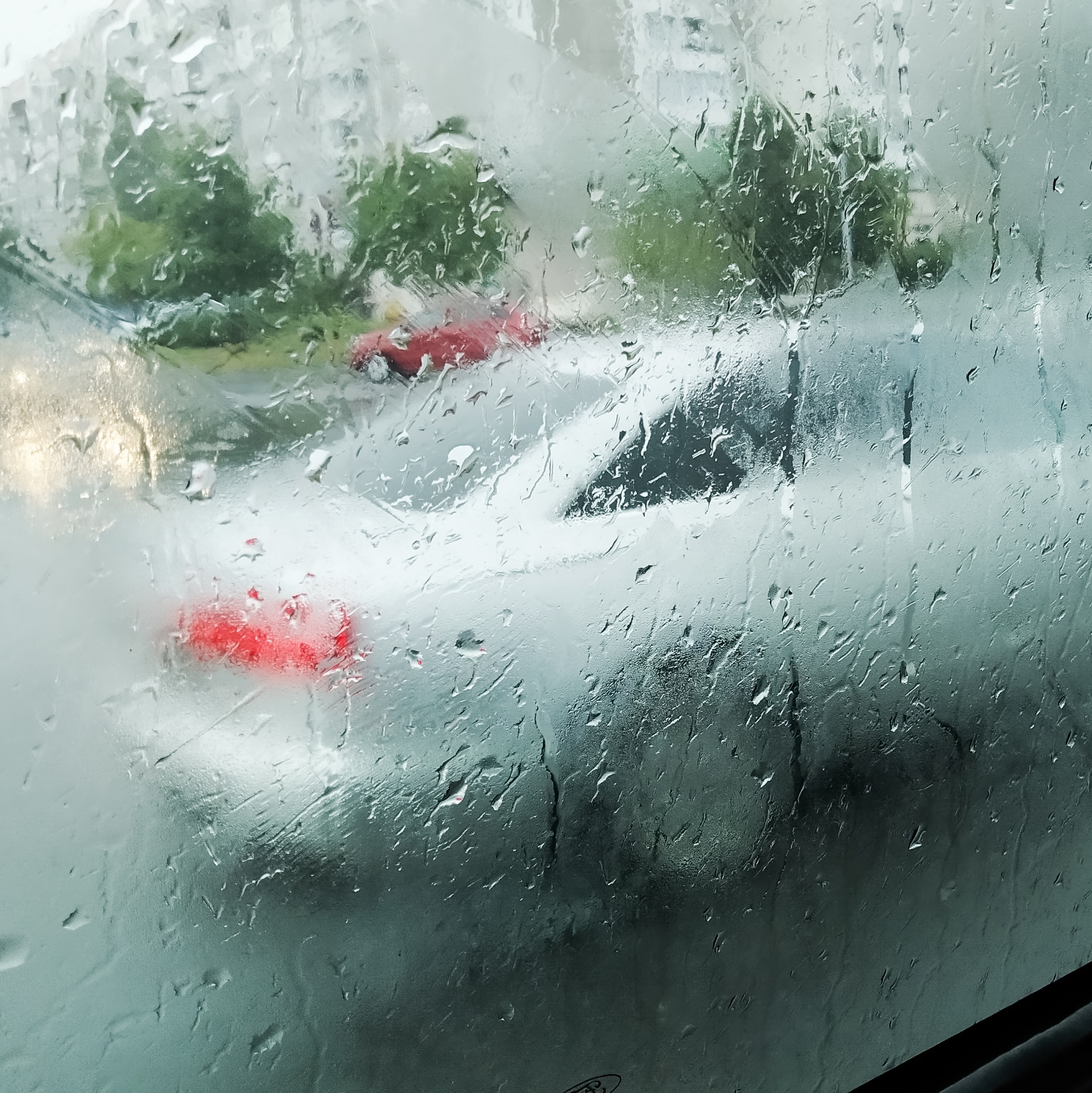 Por que o vidro do carro embaça quando chove? A ciência explica