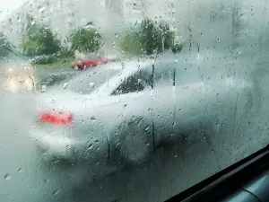 Por que o vidro do carro embaça quando chove? 3 fatores explicam