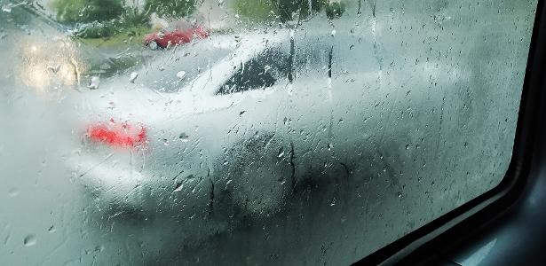 Por que o vidro do carro embaça quando chove? 3 fatores explicam