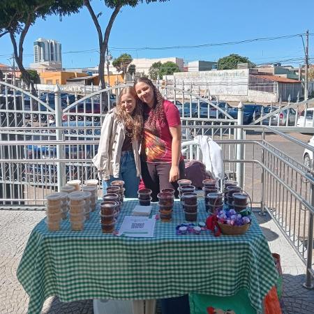 Jovens estão tentando angariar recursos para viagem vendendo bolos de pote Jovens estão tentando angariar recursos para viagem vendendo bolos de pote