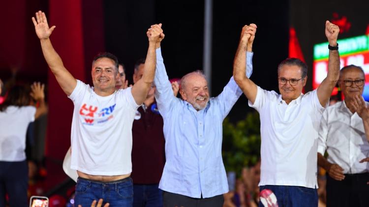 Renan Filho, Lula e Renan Calheiros em evento de campanha em Maceió Renan Filho, Lula e Renan Calheiros em evento de campanha em Maceió