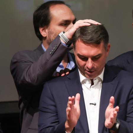 O candidato a Presidência Flavio Bolsonaro e o irmão Carlos Bolsonaro O candidato a Presidência Flavio Bolsonaro e o irmão Carlos Bolsonaro