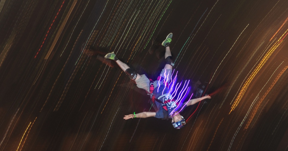 2.out.2015 - O saltador americano Pryce Brown pula de uma torre a 300 metros de altura durante a competição internacional de 'Jump Tower' (Saltos de Torres, em tradução livre) em Kuala Lumpur, na Malásia