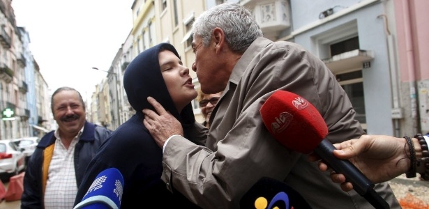 Sócrates cumprimenta uma mulher em Lisboa depois de deixar a prisão domiciliar - Hugo Correia/Reuters