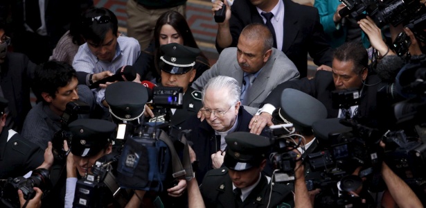 O padre chileno Fernando Karadima deixa prédio da Suprema Corte em 2015 - Carlos Vera/Reuters
