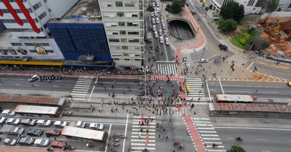 4.dez.2015 - Estudantes fazem protesto no cruzamento da avenida Paulista com a rua da Consolação, região central de São Paulo, para protestar contra a reorganização escolar