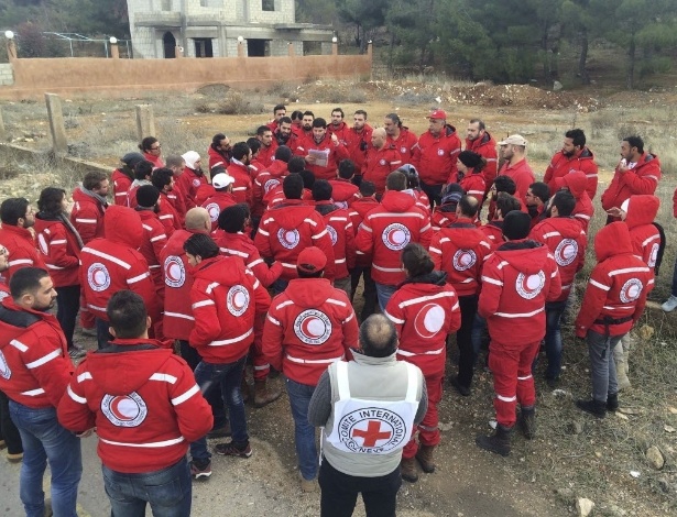 Integrantes do comboio da Cruz Vermelha recebem instruções antes de levarem ajuda humanitária à cidade sitiada de Madaya, na Síria. O grupo entregou comida e remédios - Somar Rezk/EFE