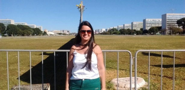 A estudante Samantha de Faveri posa em frente ao muro, em Brasília - Edgard Matsuki/UOL
