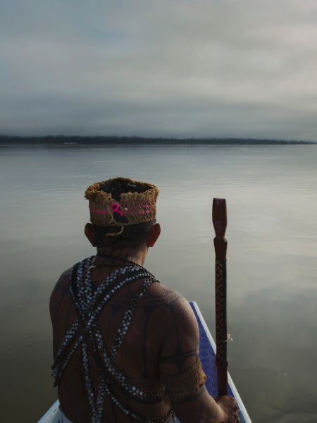 Índio mundurucu navega pelo rio Tapajós em 2016; pesquisa indica contaminação por mercúrio - Lalo de Almeida/Folhapress