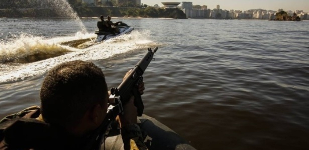 Policiais militares de Niterói pegaram uma moto aquática emprestada para capturar supeito de tráfico - Polícia Militar