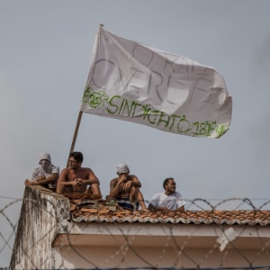 Detentos do presídio de Alcaçuz continuavam livres dentro dos pavilhões e ainda ocupavam os telhados da detenção na manhã desta terça - Avener Prado/Folhapress