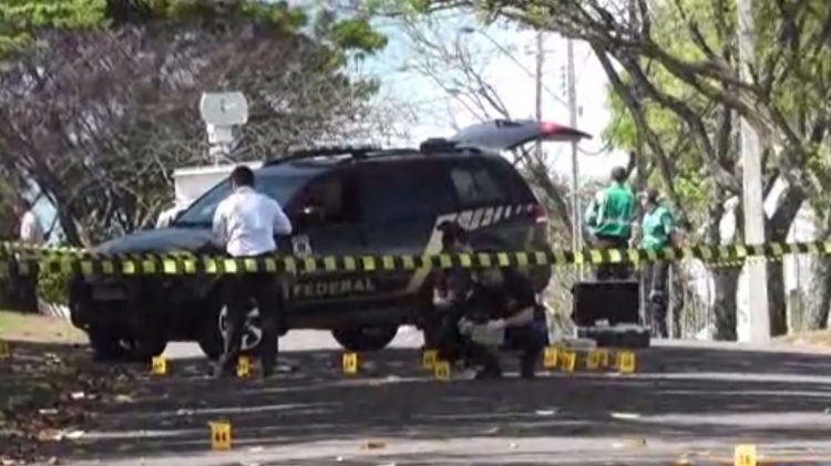 05.jul.2017 -- Peritos da PF no local do assassinato do agente penitenciário Alex Belarmino Almeida Silva, em setembro de 2016, na cidade de Cascavel (PR) 05.jul.2017 -- Peritos da PF no local do assassinato do agente penitenciário Alex Belarmino Almeida Silva, em setembro de 2016, na cidade de Cascavel (PR)