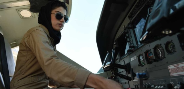 A primeira mulher piloto do Afeganistão, Niloofar Rahmani, em um avião da força aérea afegã, em Cabul - 	Shah Marai/AFP