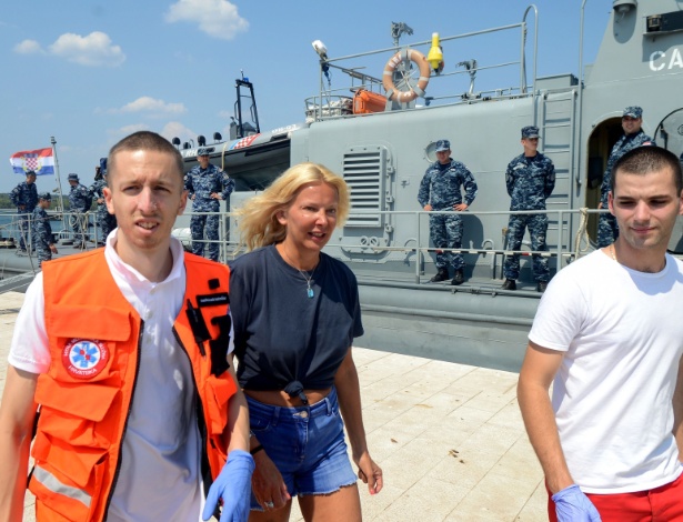 Kay Longstaff após ser resgatada do mar Adriático - AFP