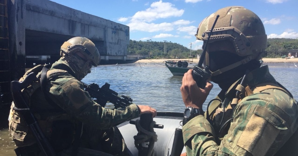 29.ago.2018 - Militares monitoraram o entorno da Baia de Guanabara. Havia a possibilidade de criminosos fugirem da operação em jet skis e pequenos barcos
