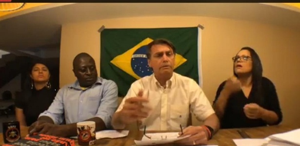 24.out.2018 - Jair Bolsonaro (PSL) faz transmissão ao vivo no Facebook em que critica Haddad e até aliados