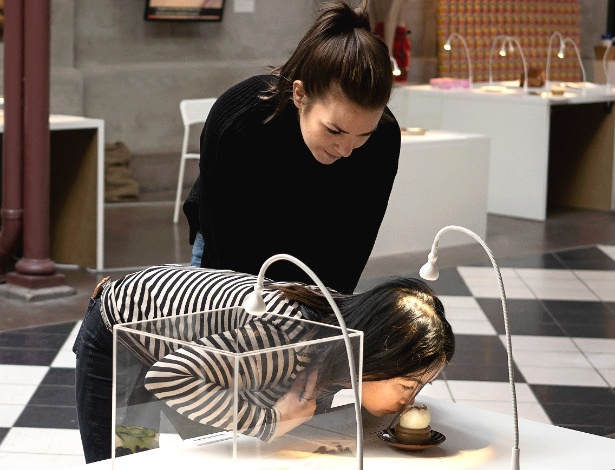 Judith Ahrens cheira balut, um embrião de pato cozido das Filipinas, no Museu de Comidas Repugnantes em Malmö, na Suécia - Mathias Svold/The New York Times